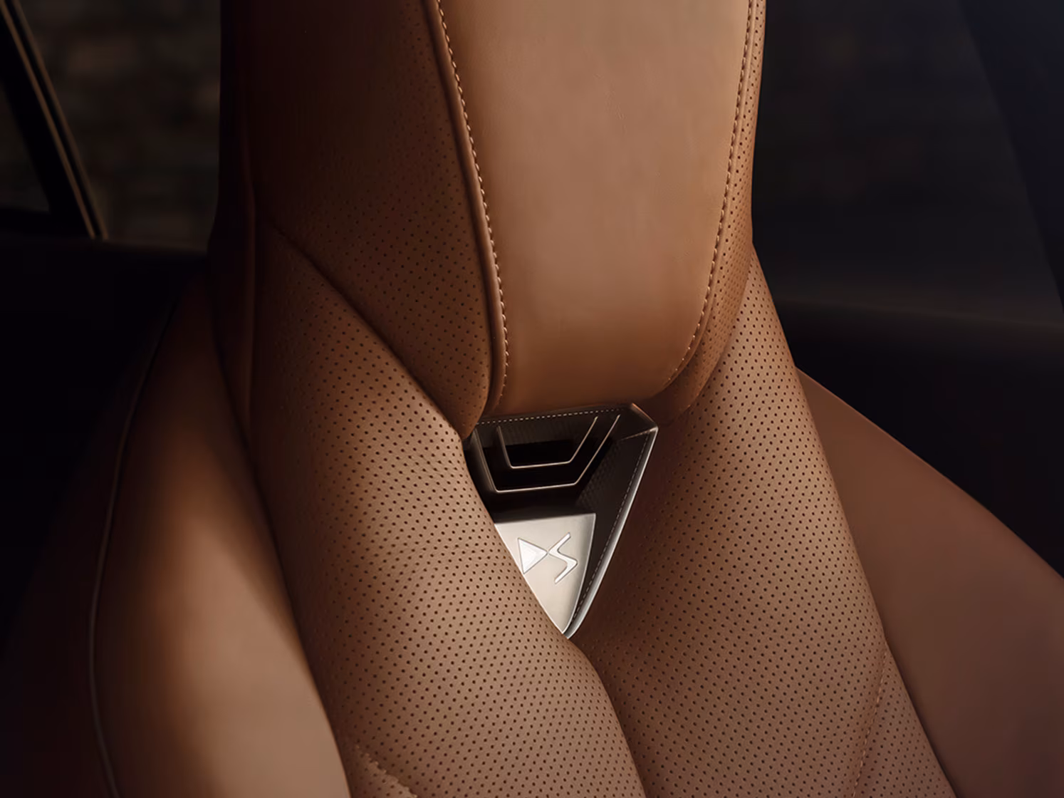 1 5 0 44 N8 headrest and neck warmer 4 3