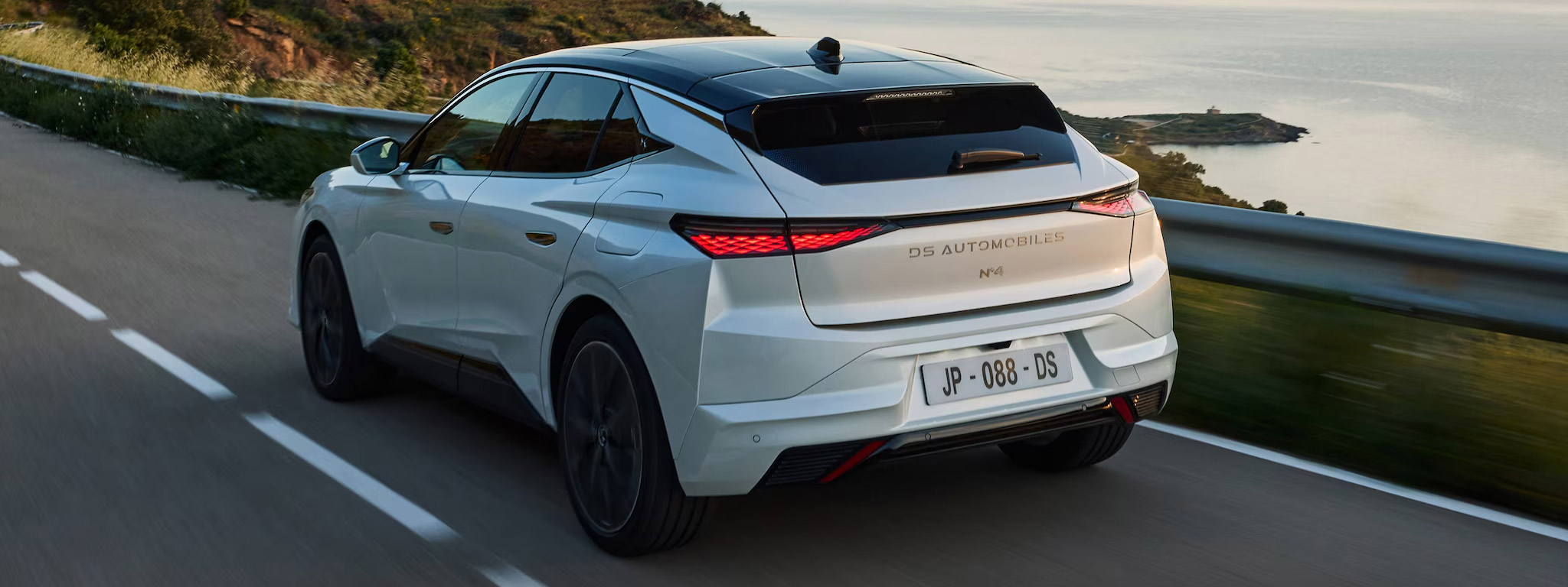 1-8-3_87_DS_N4_PLUG-IN-HYBRID_rear_silhouette_XXL16-9.jpg